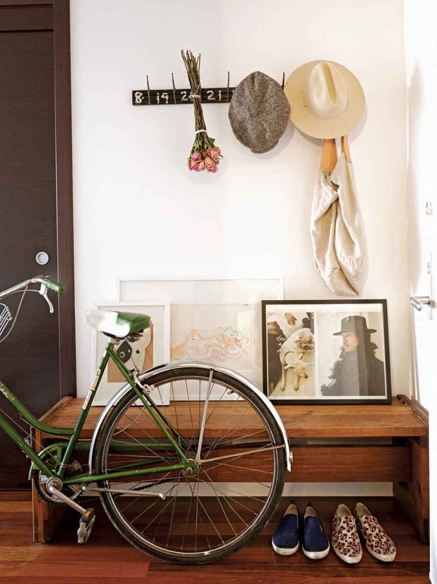 PERSONAL GREETING. This couple takes turns rotating in photographs and mementos, such as the dried roses, for a sweet “welcome home” surprise.